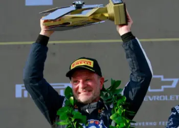 Rubens Barrichello, trófeával ünnepel a NASCAR Brasil dobogóján