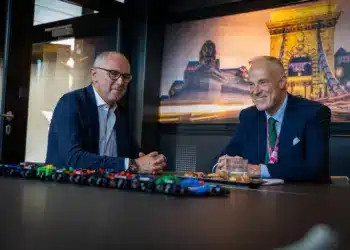 Stefano Domenicali, az F1elnök-vezérigazgatója, Szalay-Bobrovniczky Kristóf honvédelmi miniszterrel beszélget