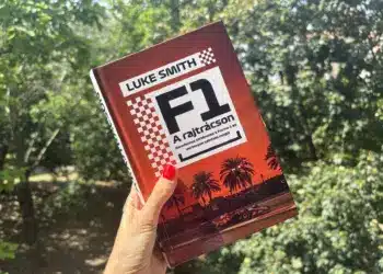 Luke Smith: F1 – A rajtrácson című könyve