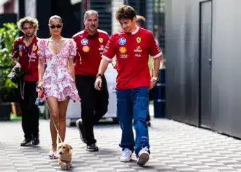 Alexandra Malena Saint Mleux, Charles Leclerc, és a kutyájuk, Leo, a Hungaroringen