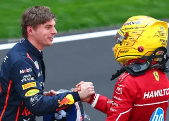 Max Verstappen és Lewis Hamilton kezet fognak (2025)