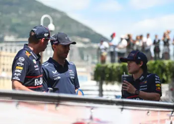 Max Verstappen, Pierre Gasly és Yuki Tsunoda beszélgetnek