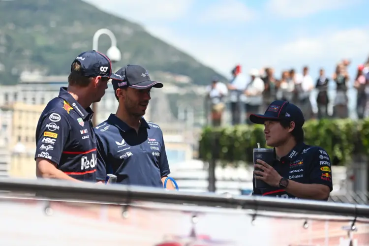 Max Verstappen, Pierre Gasly és Yuki Tsunoda beszélgetnek