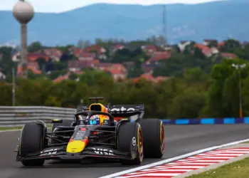 Max Verstappen a Hungarorongen, Mogyoróddal a háttérben