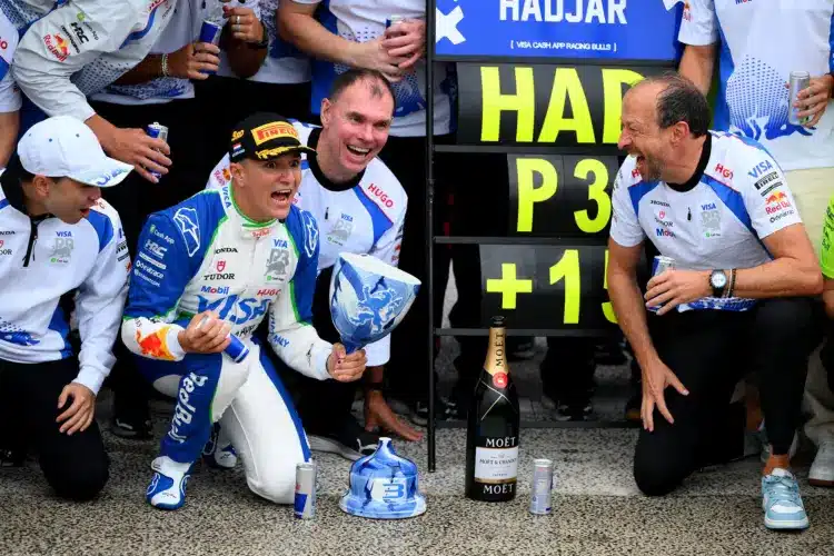 Isack hadjar a csapattal ünnepel, 2025 Holland Nagydíj