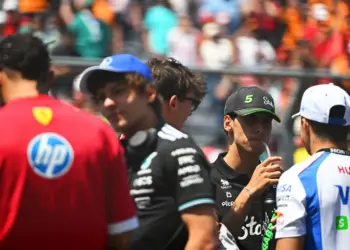 A fókuszban Gabriel Bortoleto, körülötte Andrea Kimi Antonelli, Oliver Bearman, Isack Hadjar. F1 Magyar Nagydíj
