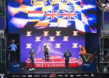 Max Verstappen, Lando Norris, George Russell és Rob Marshall a dobogón ünnepelnek. F1 2025 Ausztrál Nagydíj, Louis Vuitton