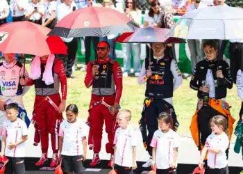 Isack Hadjar, Charles Leclerc, Lewis Hamilton, Max Verstappen, Oscar Piastri. F1 grid kids, gyerekek