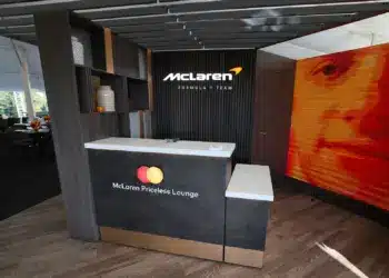 Mastercard pult a McLaren vendéglátóegységében
