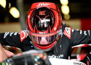 Esteban Ocon beszáll az autójába