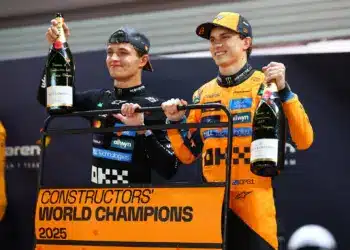 Lando Norris és Oscar Piastri a McLaren 2025-ös konstruktőri világbajnoki címét ünnepli Szingapúrban
