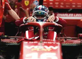 Charles Leclerc beszáll a Ferrarijába, 2025 Szingapúr