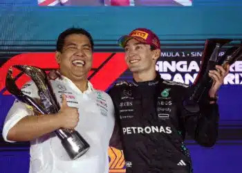 Tengku Muhammad Taufik (Petronas) és George Russell, 2025 Szingapúr