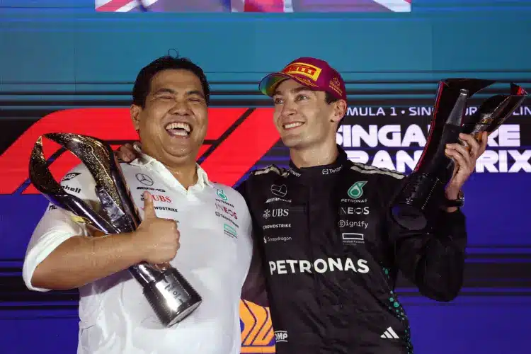 Tengku Muhammad Taufik (Petronas) és George Russell, 2025 Szingapúr