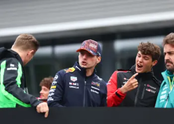 Nico Hülkenberg, Max Verstappen, Oliver Bearman és Fernando Alonso a spái versenyzői parádén, 2025 F1