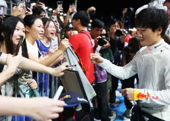 Yuki Tsunoda hűtőmellényben, autogramot oszt, 2025 Szingapúr