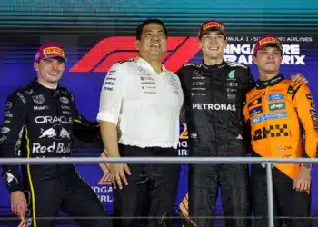 Max Verstappen, engku Muhammad Taufik (a Petronas CEO-ja), George Russell és Lando Norris a szingapúri dobogón, 2025
