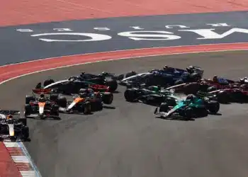 Egyesült Államok Nagydíja 2025, sprint rajt: Verstappen az élen, Hülkenberg keresztben, a két McLaren épp ütközik