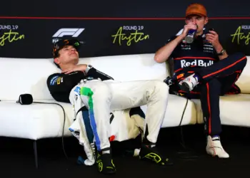 Lando Norris és Max Verstappen a sajtótájékoztató kanapéján az Egyesült Államok Nagydíja után, F1 2025