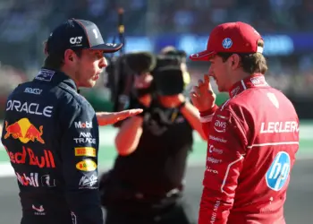 Max Verstappen és Charles Leclerc beszélgetnek a Mexikói Nagydíj után, 2025