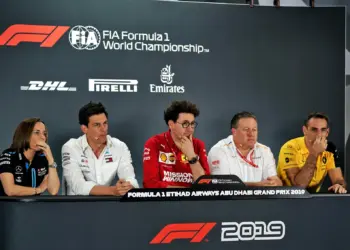 Claire Williams, Toto Wolff, Mattia Binotto, Zak Brown, Cyril Abiteboul F1-es sajtótájékoztatón, 2019-ben