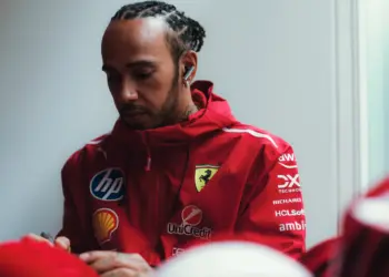 Lewis Hamilton sapkákat dedikál