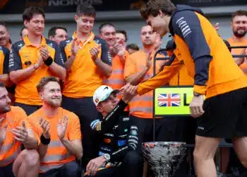 McLaren ünneplés 2025 Sao Pauló-i Nagydíj: Piastri gratulál Norrisnak