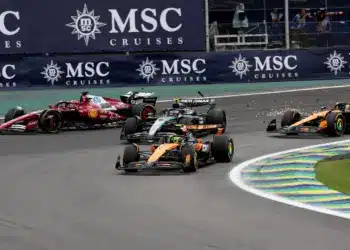 2025 Sao Pauló-i Nagydíj. Elöl Lando Norris az 1. kanyarban, mögötte Oscar Piastri, Andrea Kimi Antonelli és Charles Leclerc, egy ütközés után