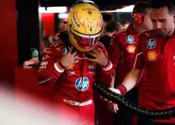 Lewis Hamilton, Ferrari, sisakban, Preplexity logó