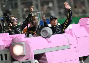 Max Verstappen, Lando Norris és George Russell a Terry Crews által vezetett LEGO Cadillacben