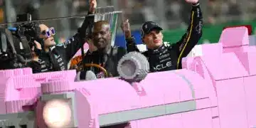 Max Verstappen, Lando Norris és George Russell a Terry Crews által vezetett LEGO Cadillacben