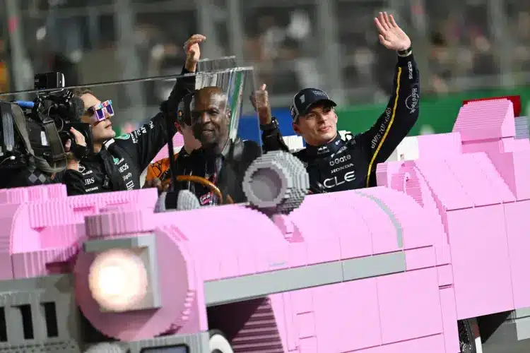 Max Verstappen, Lando Norris és George Russell a Terry Crews által vezetett LEGO Cadillacben