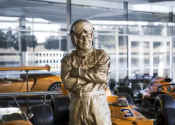 Bruce McLaren szobor