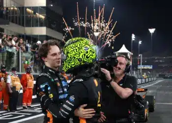 Lando Norrisnak Oscar Piastri gratulál
