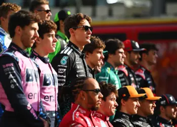 F1-es mezőnyfotó, George Russellel a fókuszban