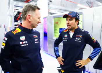 Christian Horner és Sergio Pérez beszélgetnek