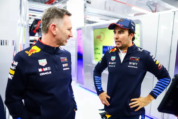 Christian Horner és Sergio Pérez beszélgetnek