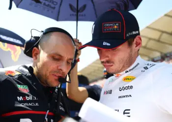 Max Verstappen, a kép baloldalán pedig mérnöke, Gianpiero Lambiase