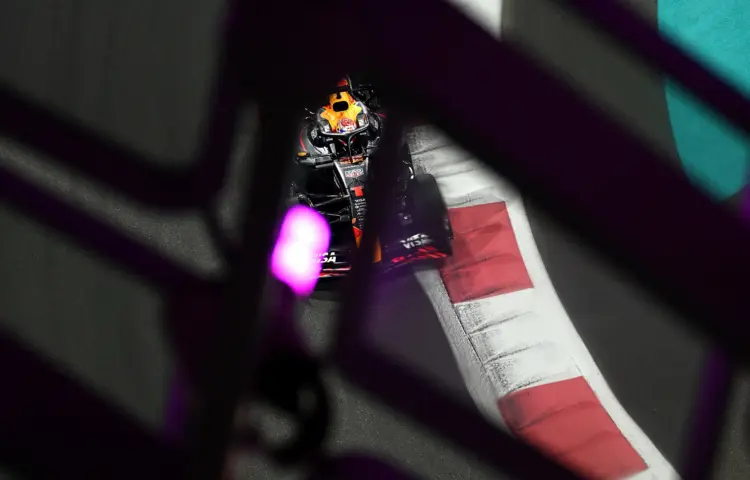 Max Verstappen a pályán, Abu Dhabi F1 2025.
