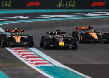 Balról jobbra: Lando Norris, Max Verstappen és Oscar Piastri, a rajt után szinte egymás mellett. 2025 Abu Dhabi