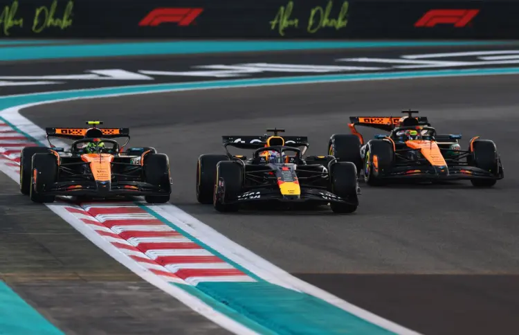 Balról jobbra: Lando Norris, Max Verstappen és Oscar Piastri, a rajt után szinte egymás mellett. 2025 Abu Dhabi