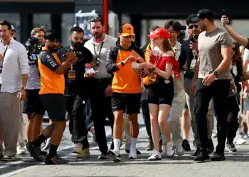 F1 paddock: Lando Norris rajongók között