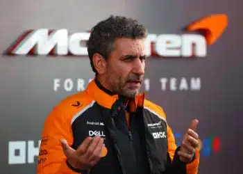 Andrea Stella magyaráz, McLaren logó előtt