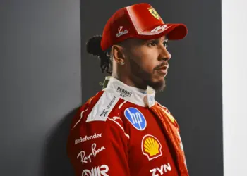 Lewis Hamilton a Ferrari 2026-os stúdiófotózásán