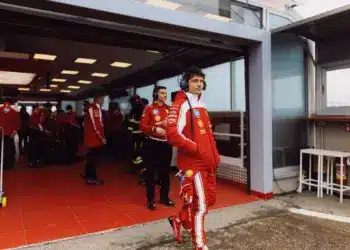 Charles Leclerc épp kilép a fioranói garázsból
