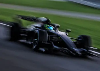 Sergio Pérez vezeti a Cadillac autóját a 2026-os shakedownon, Silverstone-ban