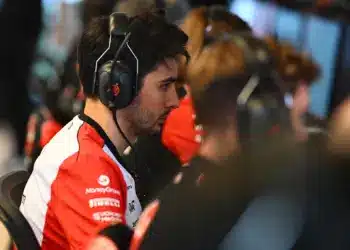 Esteban Ocon mérnökök közt ül, fejhallgatóval a fején