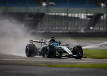 George Russell a 2026-os f1-es barcelonai szezon előtti teszten, a Mercedes volánja mögött