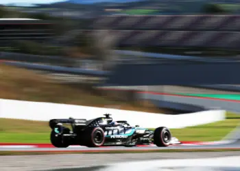 Andrea Kimi Antonelli a 2026-os barcelonai F1-es szezon előtti teszten, a Mercedes volánja mögött