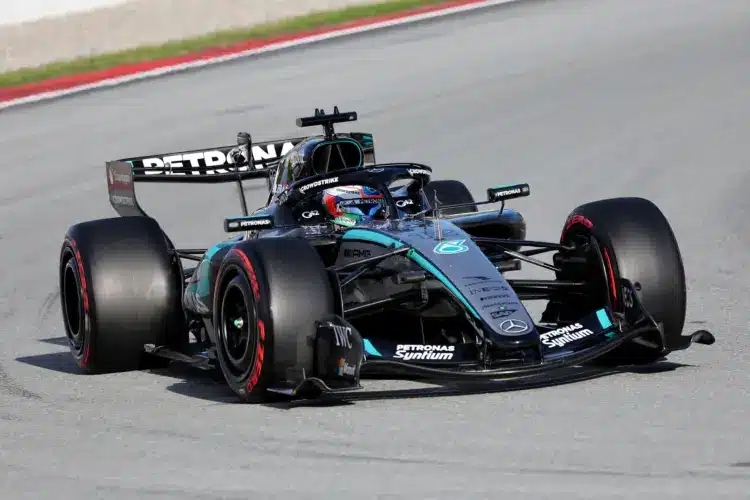 Andrea Kimi Antonelli a 2026-os barcelonai szezon előtti teszten, a Mercedes volánja mögött